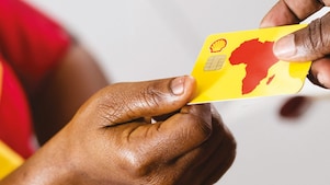 Cliente entrega Shell Card a colaborador
