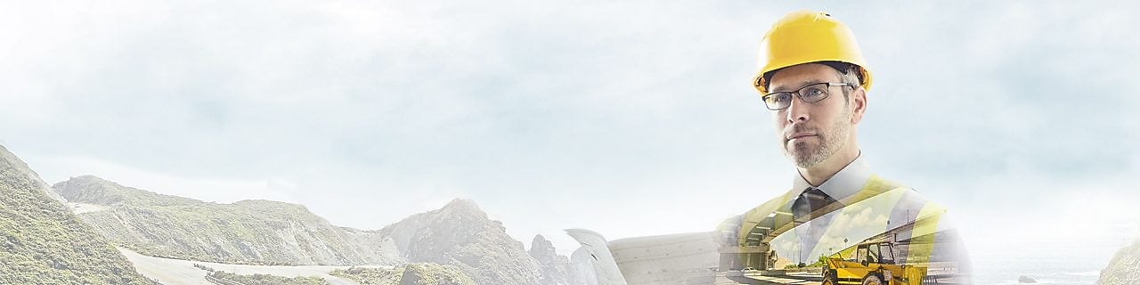 Un travailleur portant un casque jaune transposé sur un fond de route dans des montagnes