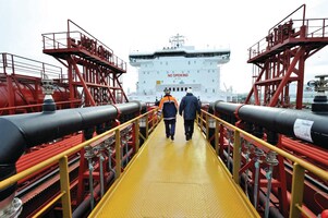 Employé Shell marchant sur une passerelle de pétrolier