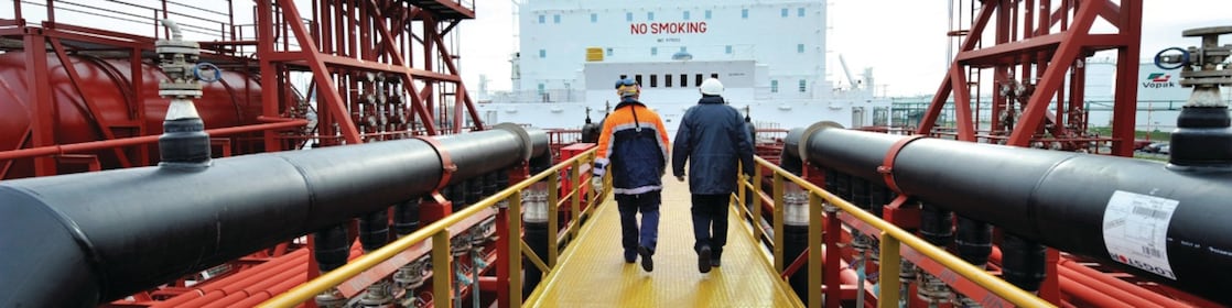 Employé Shell marchant sur une passerelle de pétrolier
