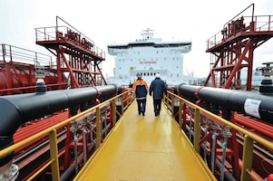 Employé Shell marchant sur une passerelle de pétrolier