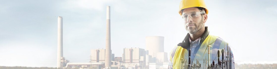 ouvrier portant un casque jaune transposé sur un fond de centrale électrique