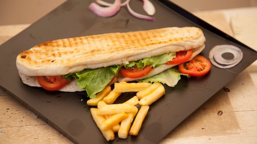 sandwich and crisps