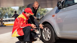 Shell assistant checking tyre pressure