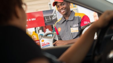 Colaborador Shell apresenta o óleo Shell Helix Ultra a uma cliente