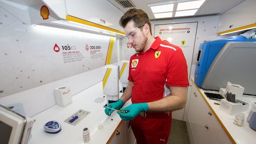 Cientista da Shell no laboratório da Scuderia Ferrari