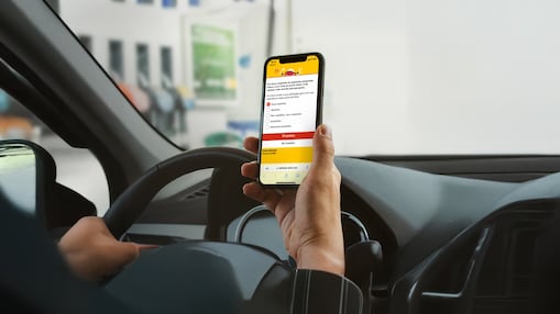 Cliente responde a um inquérito de satisfação no smartphone, dentro do carro