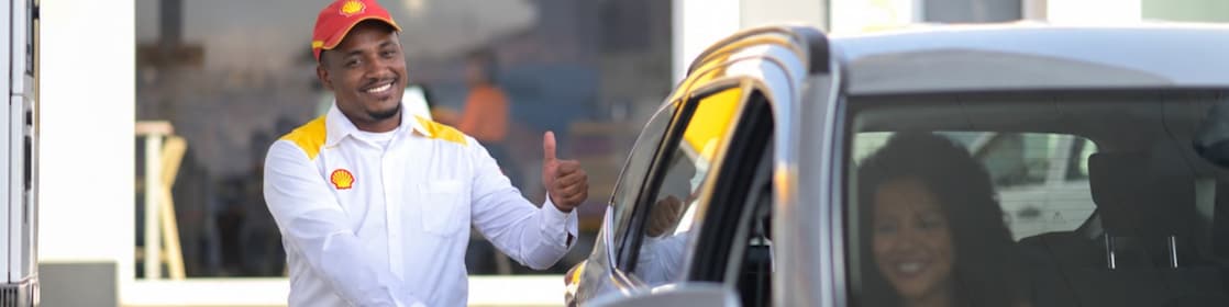 Bombeiro a atestar o carro