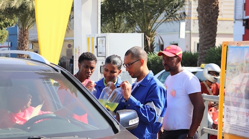 Ação Energia de Mindelo com interação com clientes nos postos Shell 1